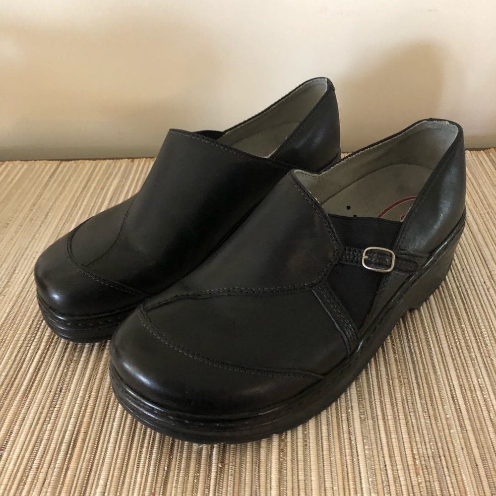 Women’s Size 10M “Klogs”
